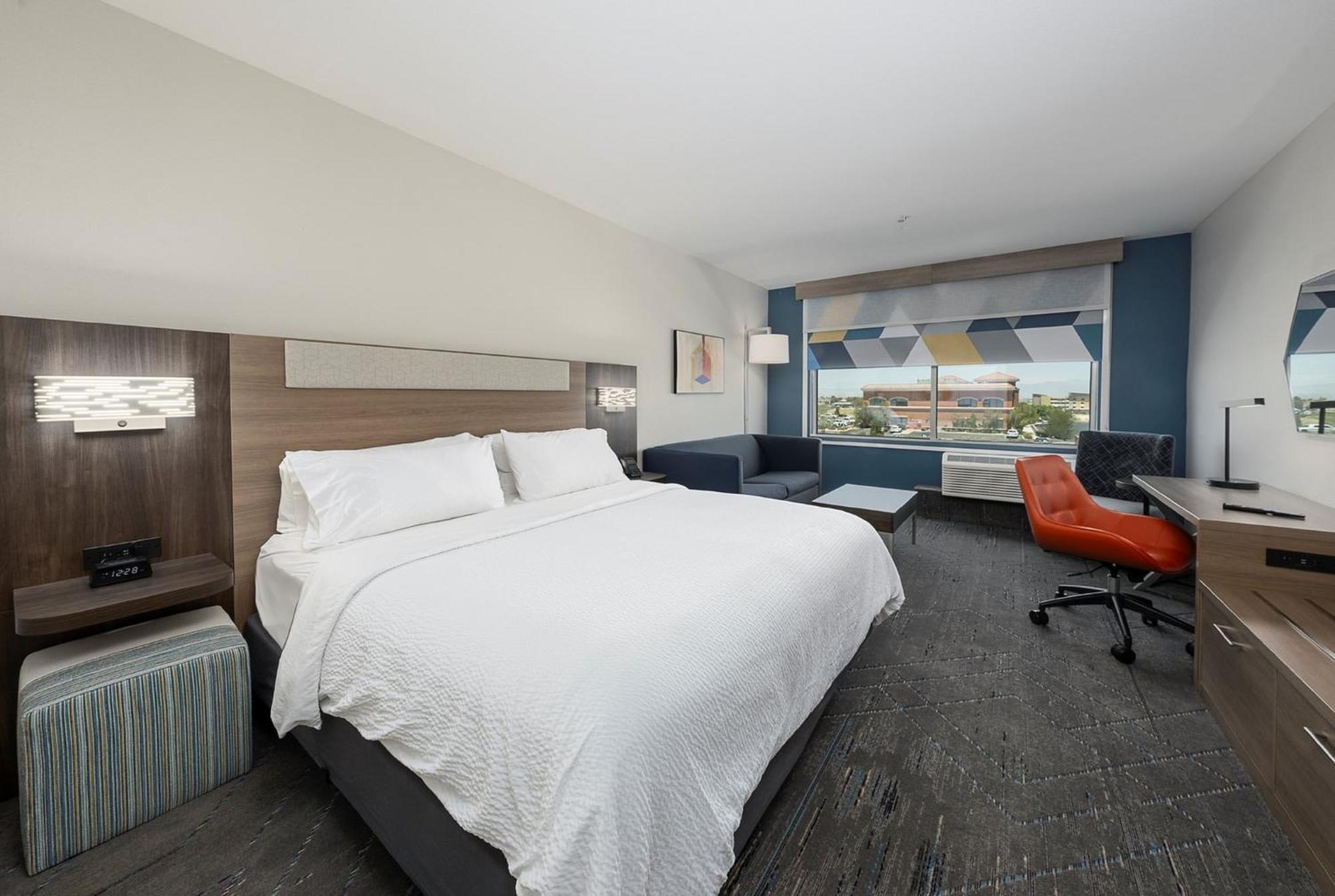 Holiday Inn Express & Suites Ridgecrest - China Lake By Ihg Bagian luar foto