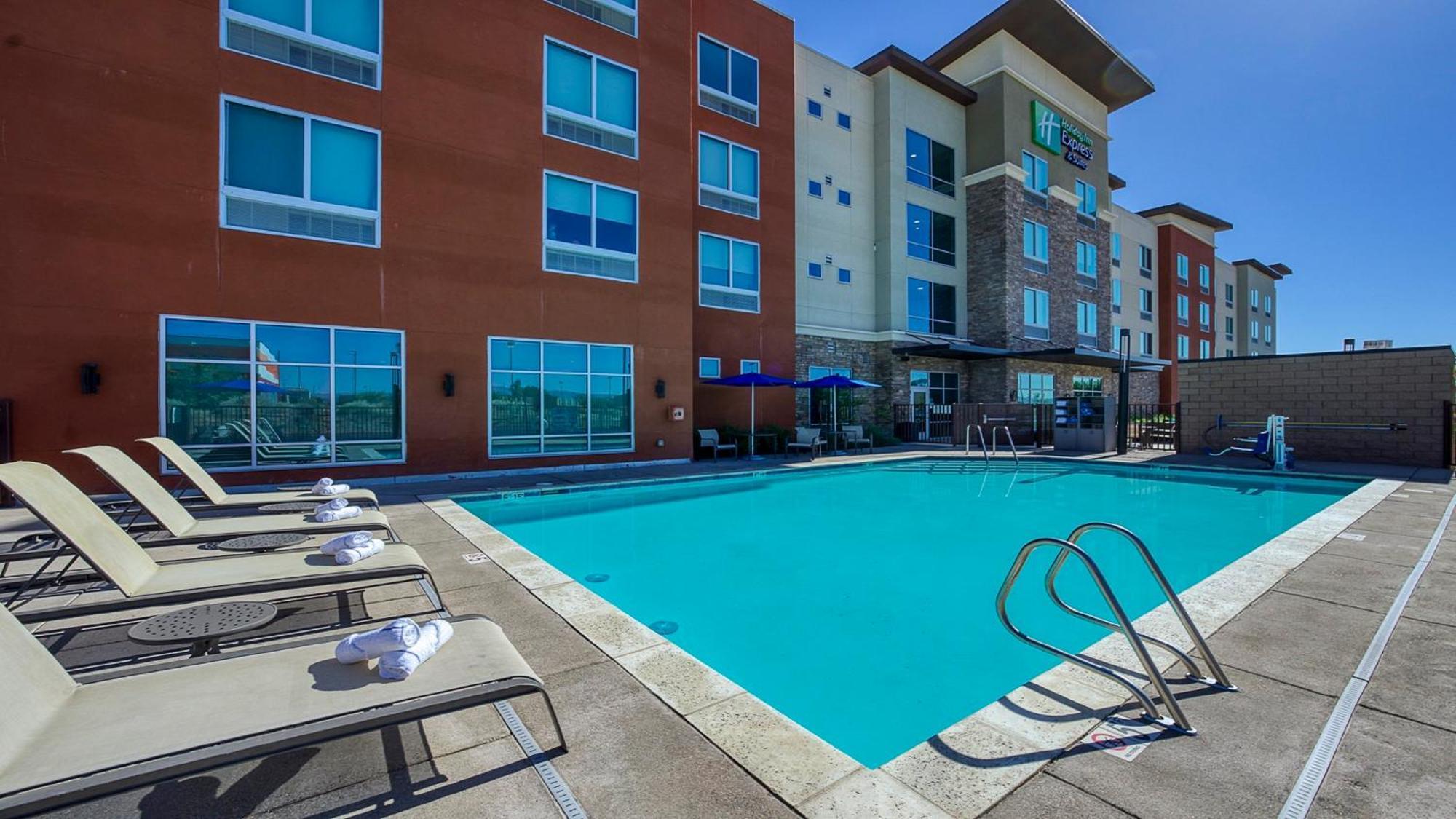 Holiday Inn Express & Suites Ridgecrest - China Lake By Ihg Bagian luar foto