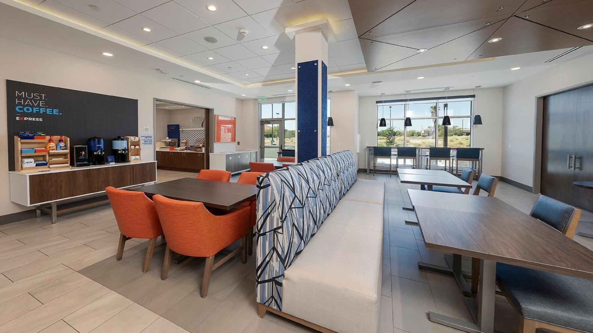 Holiday Inn Express & Suites Ridgecrest - China Lake By Ihg Bagian luar foto