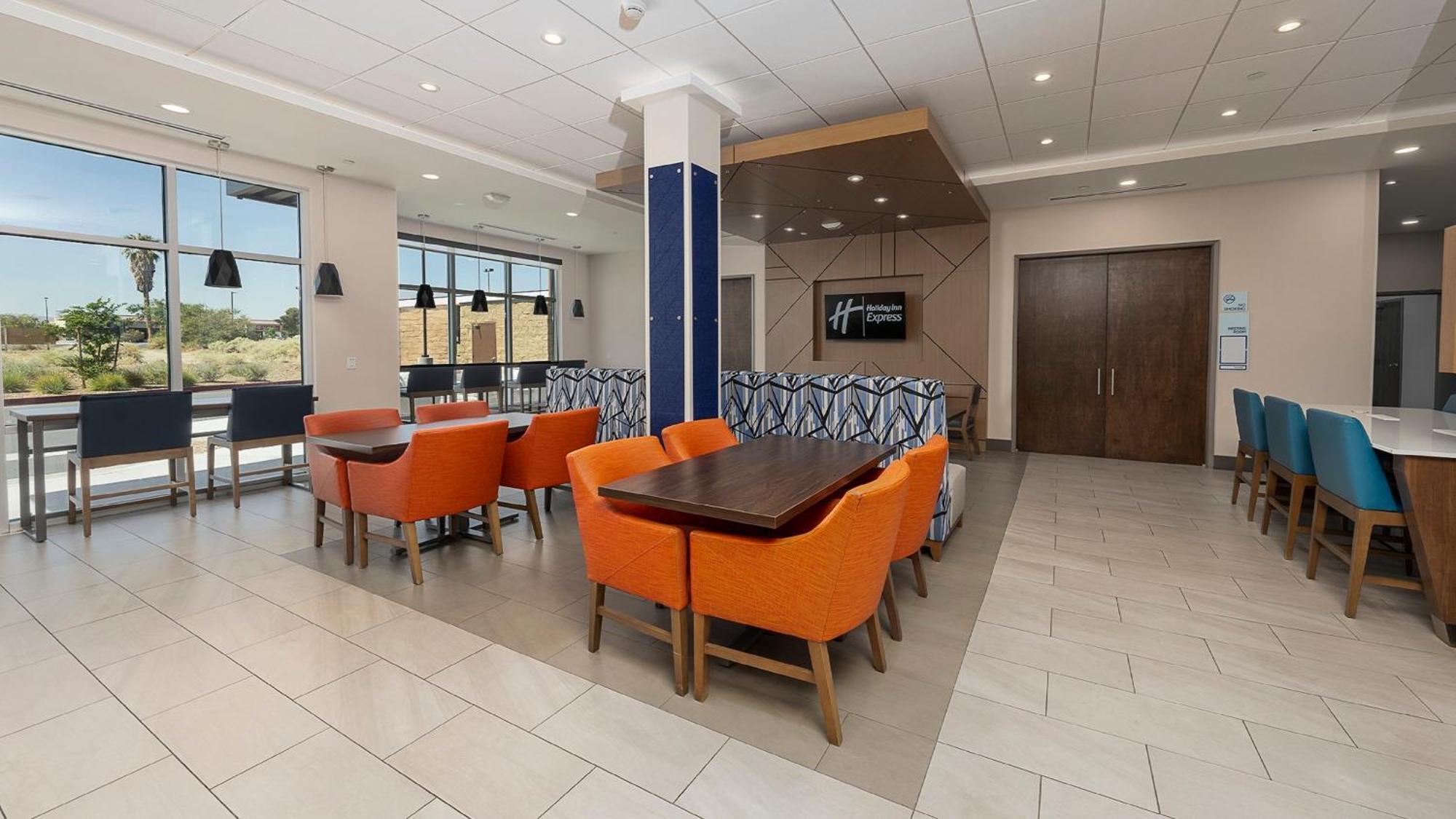 Holiday Inn Express & Suites Ridgecrest - China Lake By Ihg Bagian luar foto