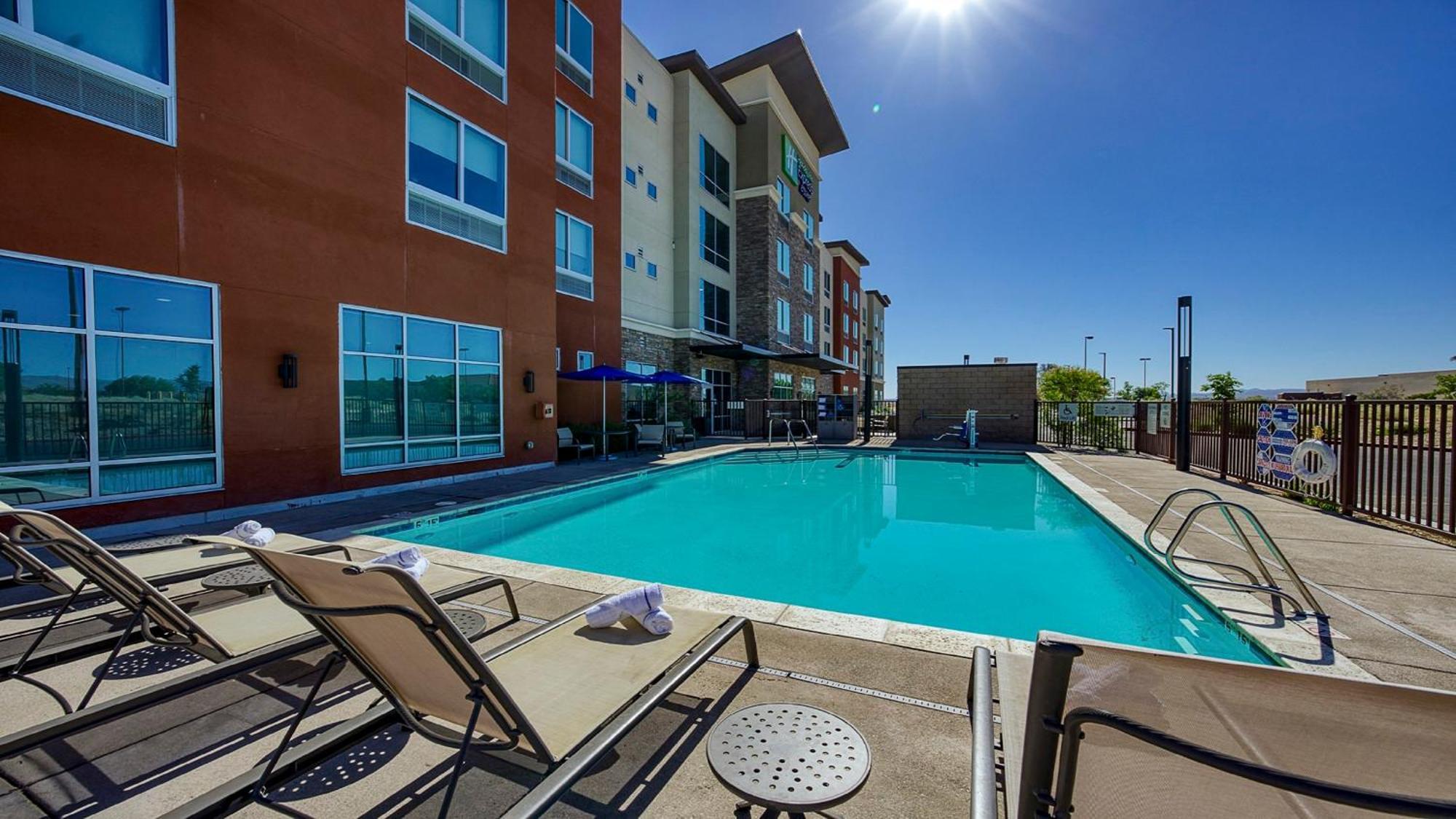 Holiday Inn Express & Suites Ridgecrest - China Lake By Ihg Bagian luar foto